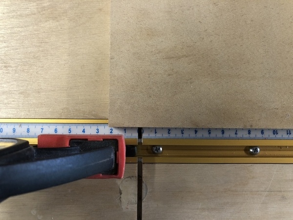 On voit en noir au fond du rail le dépassement du mors fixe