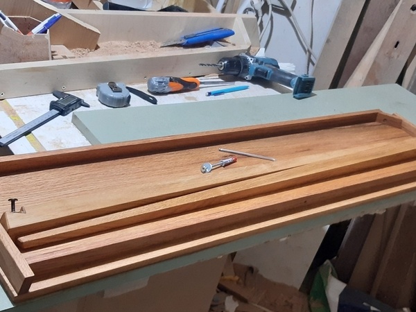 Démontable et les pieds peuvent être stockés sous le plateau.