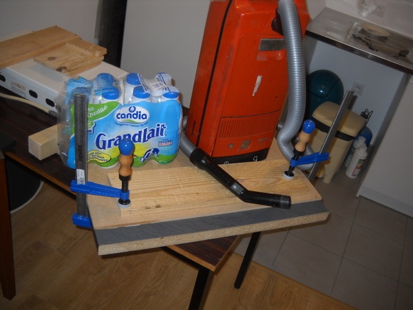 Collage du panneau de MDF sur la base en agglo du plan de travail, avec les moyens du bord...