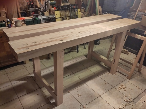 Assemblage "à blanc" de l'établi, juste pour réaliser. Les plateaux ne sont pas alignés mais ça donne une idée.