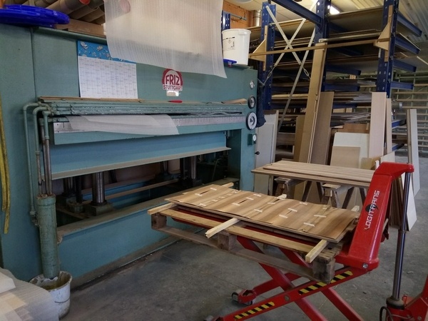 Collage à froid sous presse