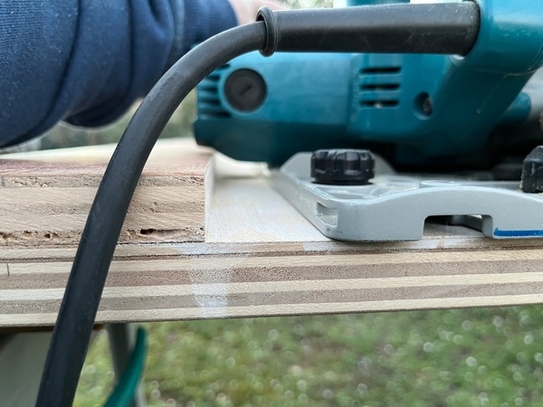 On voit qu'avec une règle plus fine, la scie aurait pu descendre plus bas...