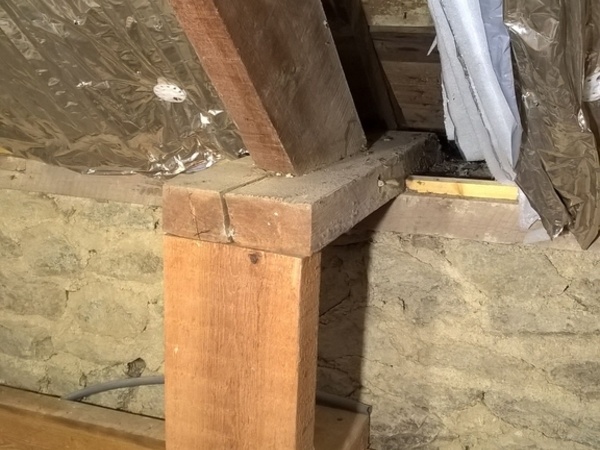 La pièce sur champ sur le parquet et la pièce verticale sont ce que j'appelle le "pied" du corbeau, sur la façade sud