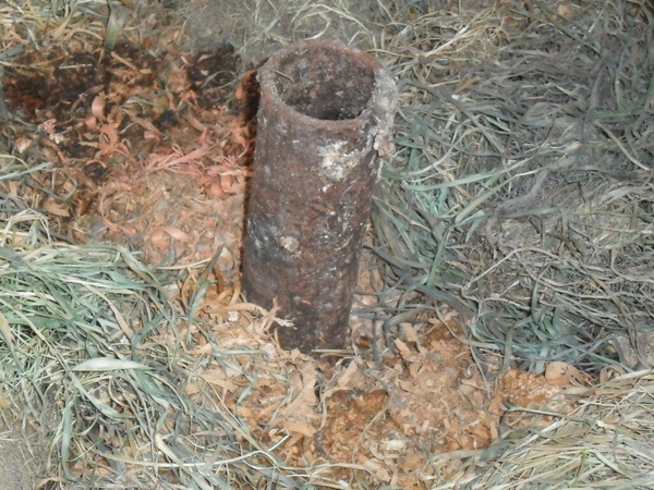 le tube métallique (diamètre 100) lardé d'une vingtaine de coupes à 45° sur toute la hauteur au milieu de mon compost