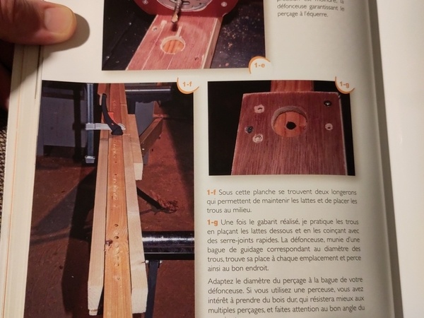 Une méthode pour faire des trous précis avec un gabarit, une défonceuse et une bague de copiage.