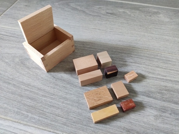 Boîte à sucre ouverte avec ses pièces de bois de différentes essences