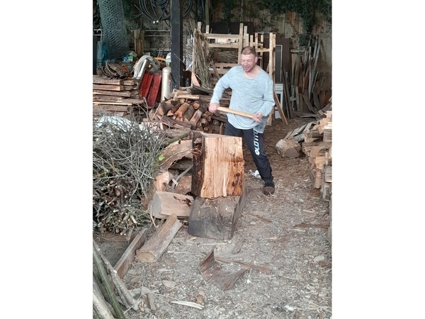 Fred qui entend couper la pointe du cartier pour me faire un billot pour mon enclume (le cartier sera cependant plus fort que lui !)