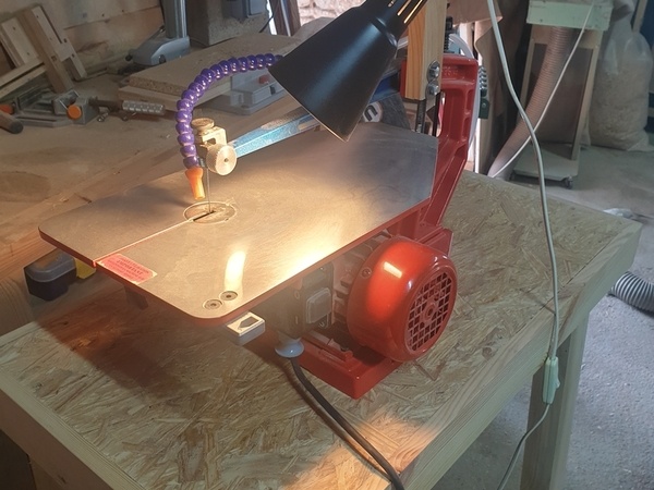 Ce sera plus facile de suivre le trait avec un éclairage efficace