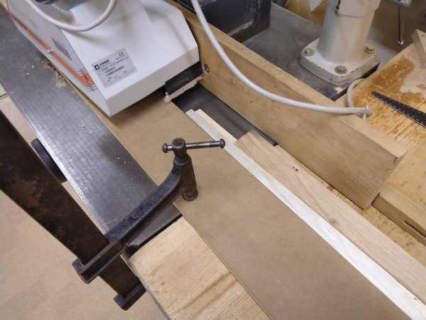 De gauche à droite : la règle, le gabarit avec sa butée, le pied