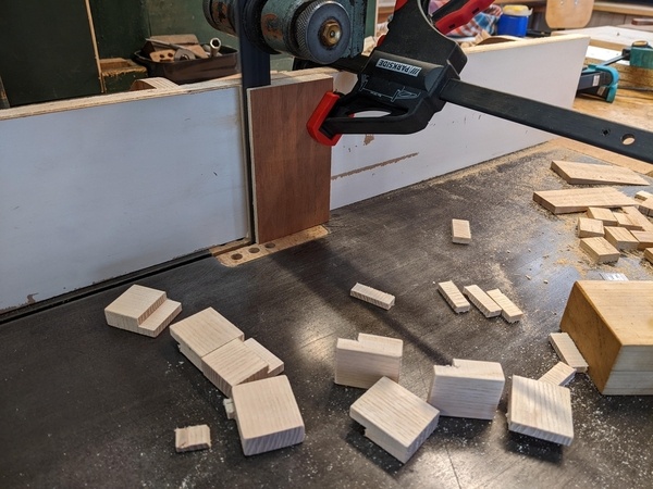 Cales en frêne pour la fixation du plateau avec un gabarit très sophistiqué !