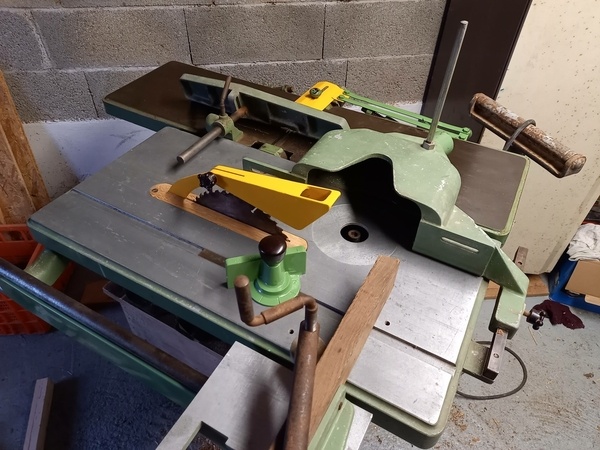 La machine avec quelques parties repeintes en jaune/vert