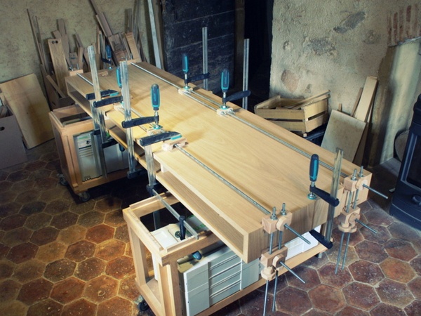 Presse à cadre pour coller un caisson long