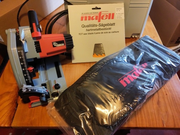 Une scie plongeante Mafell MT 55 cc, une lame de 24 dents pour le massif et le sac de transport pour le guide d'1m60.