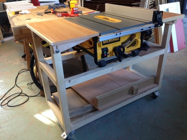 DEWALT dw745 et son support, sur roulette car l'atelier est aussi le garage.