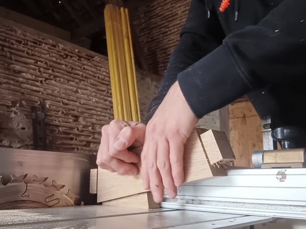 La lame est haute car j'ai pris la photo après avoir fait l'étape suivante, qui nécessite plus de hauteur...