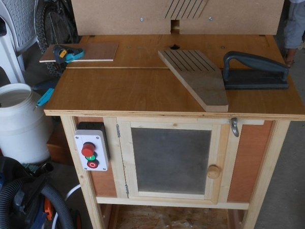 Presseur vertical fixé.