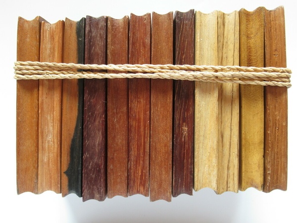 1. Bilinga, 2. Ebiara, 3. Ébène, 4. Padouk, 5. Sapelli, 6. Doussié, 7. Makoré, 8. Azobé, 9. Andoung, 10. Zebrano, 11. Movingui, 12. Iroko (g. à d.)