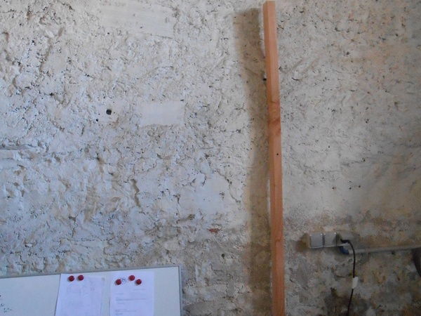 Soutien TRES temporaire de la panne du fond pour déterminer la position du trou de scellement de celle-ci.