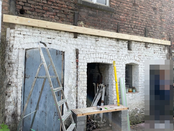 Poutre en place contre la facade