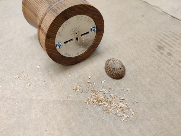 Le dessous du moulin, une noix de muscade et de la muscade moulue