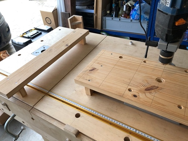 La table de perçage et sa servante