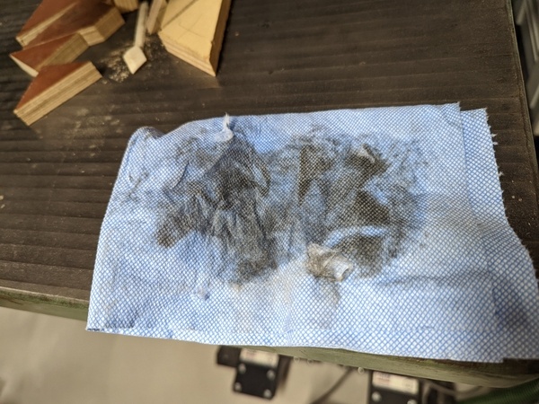 Chiffon après dépoussiérage des surfaces ébonisées