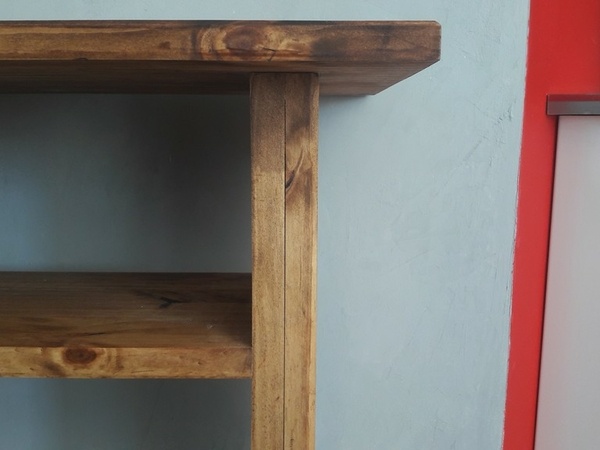 Les montants sont des assemblages de 2 x 18 mm