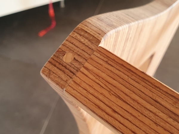 exemple de chevillage entre traverse et flanc, on voit aussi l'arrondi de 3mm qui s'arrete juste avant l'assemblage