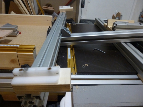 Patins en POM sur le dessous du T mobile. Ces patins glissent dans les profilés alu le long de la table.