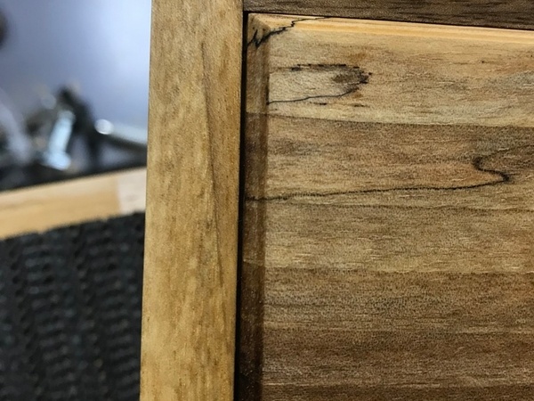 Un assemblage à table saillante aurait permis de ne pas voir ce jour quand le bois se rétracte