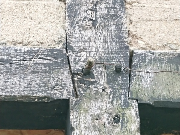 Les tenons mortaises à embrèvement, chevillés à tire (qui assurent la liaison poteau-sablières) se font progressivement la malle. En fait c'est toute la structure qui bascule (sur le côté gauche quand on regarde le batiment vu de face).