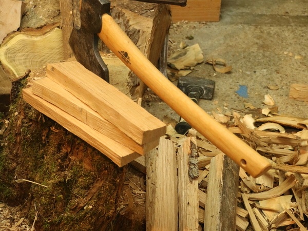 refente des buches pour créer des merrains et premier façonnage avec au doloire