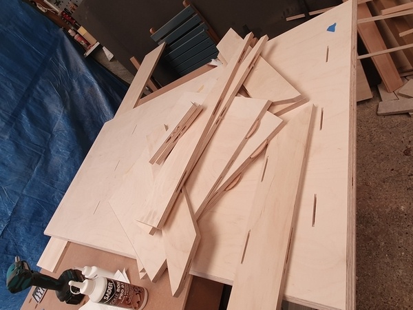 Découpes des pièces necessaire à l'assemblage et préparation des lamelles. Je pensait avoir été méthodique. mais évidement... maintes inversions et oublis. J'ai appris à tout noter depuis...ça m'aura servi de leçon...