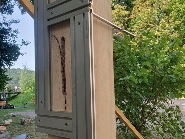 Le gabarit en position pour usiner la mortaise déjà bien creusée à la mèche de 18.