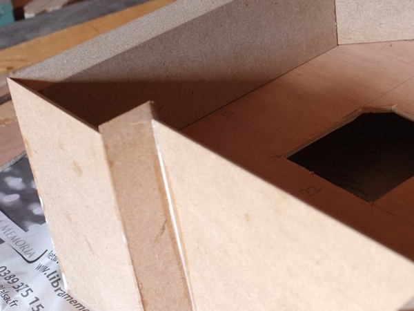 Les bandes pour réaliser les bords n'ayant pas été correctement réalisées, certaines pièces dépassent un peu... A corriger au ciseau à bois !