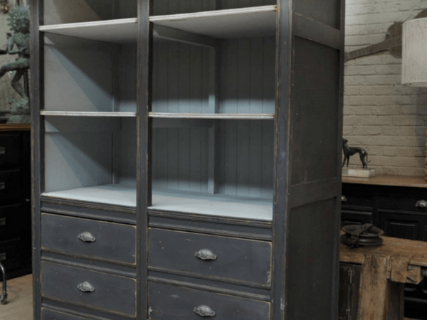 Exemple d'armoire ancienne en pin, peinte (photo trouvée sur internet)