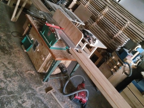 Oui, j'ai depuis un aspirateur à copeaux sur ma dégauchisseuse.