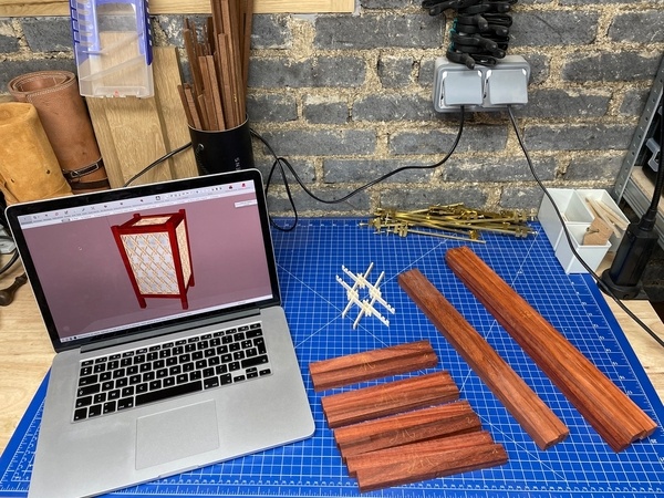 Pièces de la structure et du chapeau corroyées et mises à longueur pour celles de la stucture