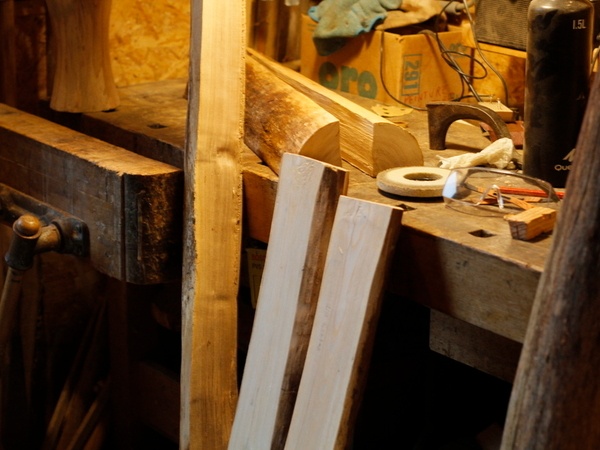 Mon bois fendu en 4 et les deux morceaux coupés à longueur