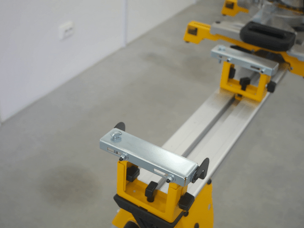 Deuxième boulon à tête en T Pedante inséré dans le trou de fixation du second support DeWALT DE7024.