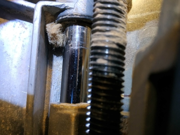 Guide du bloc moteur de la scie (le bas est en haut)