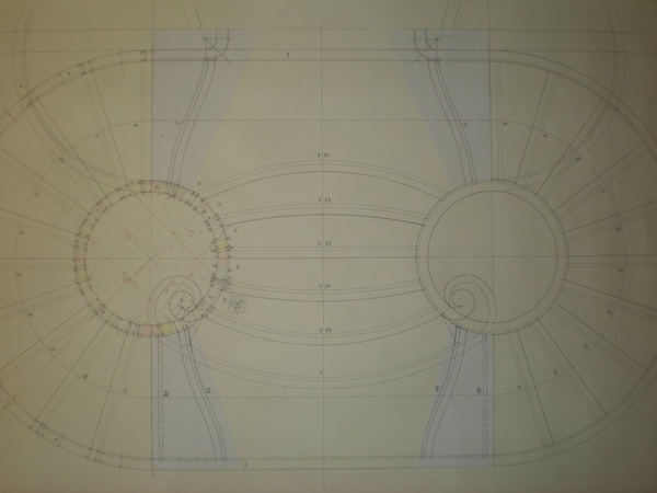 Courbes des marches en doucine, cette forme invite à l'arrivée aux paliers et aussi à la continuité de l'escalier