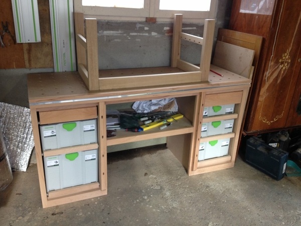 La table en cours d'assemblage