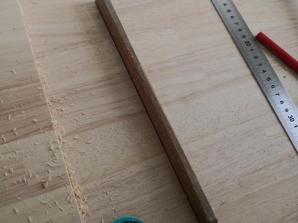 La fausse languette collée dans le montant