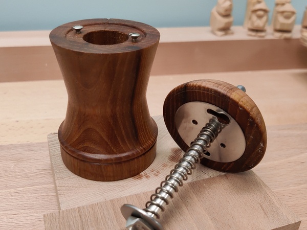 Moulin ouvert (il manque deux vis sous le chapeau)