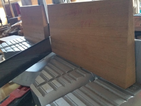 voici les 2 cales: une à gauche de la lame et l'autre à droite qui permettent de donner une pente à la lame