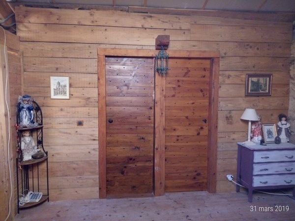 double porte rustique, à gauche la salle de bain, à droite le WC