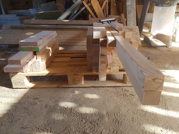 pièces pour les plateaux à gauche, structure à droite