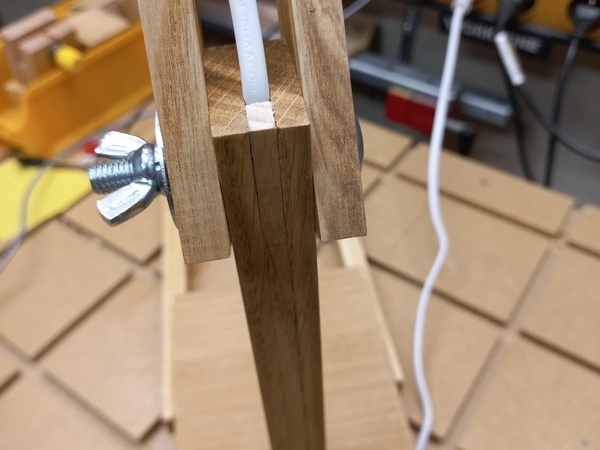 Cable masqué dans le pied de la lampe.