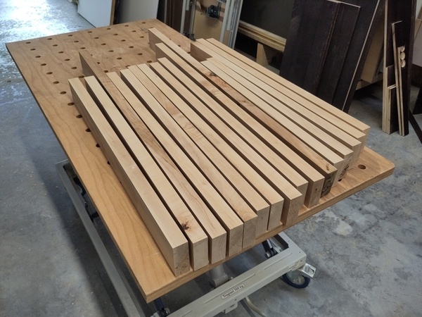 Les pieds sont dégauchis et rabotés.